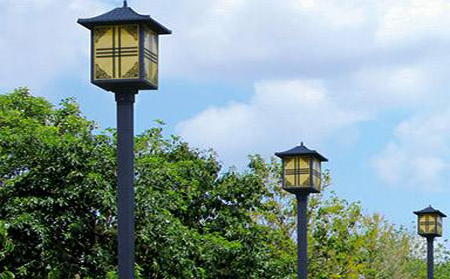 太阳能英吉沙庭院灯怎么选亮度与续航更耐用